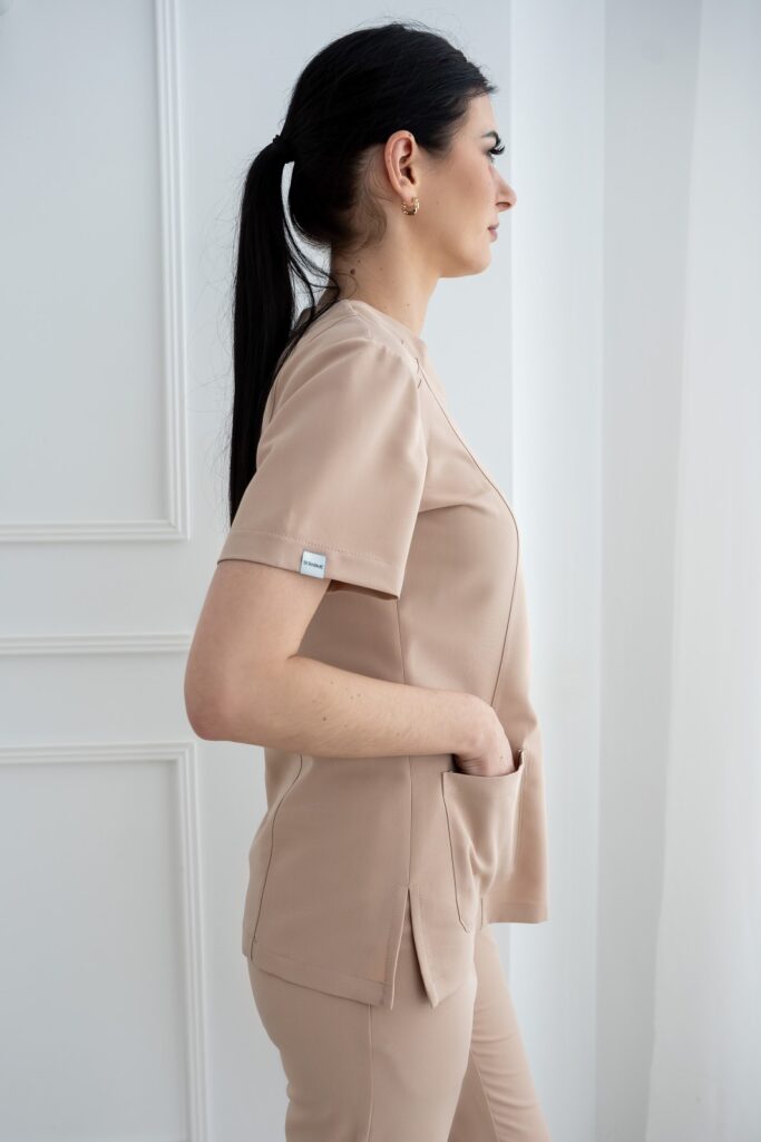 Bluza Medyczna – Cappuccino Scrabme Front Pocket