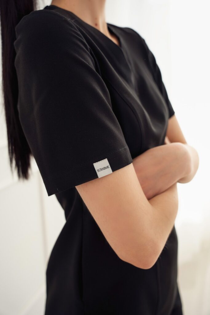 Bluza Medyczna Czarna – Black Scrabme - Slit Pocket