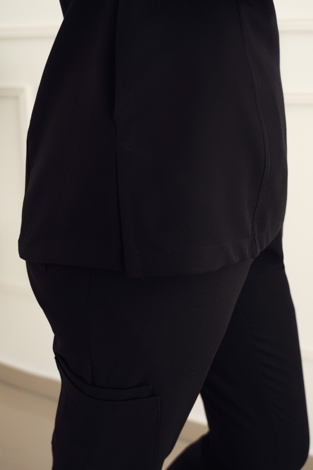 Bluzka Medyczna Premium – Black Scrabme – Slit Pocket-3 Bluzka Medyczna Premium – Black Scrabme – Slit Pocket-3