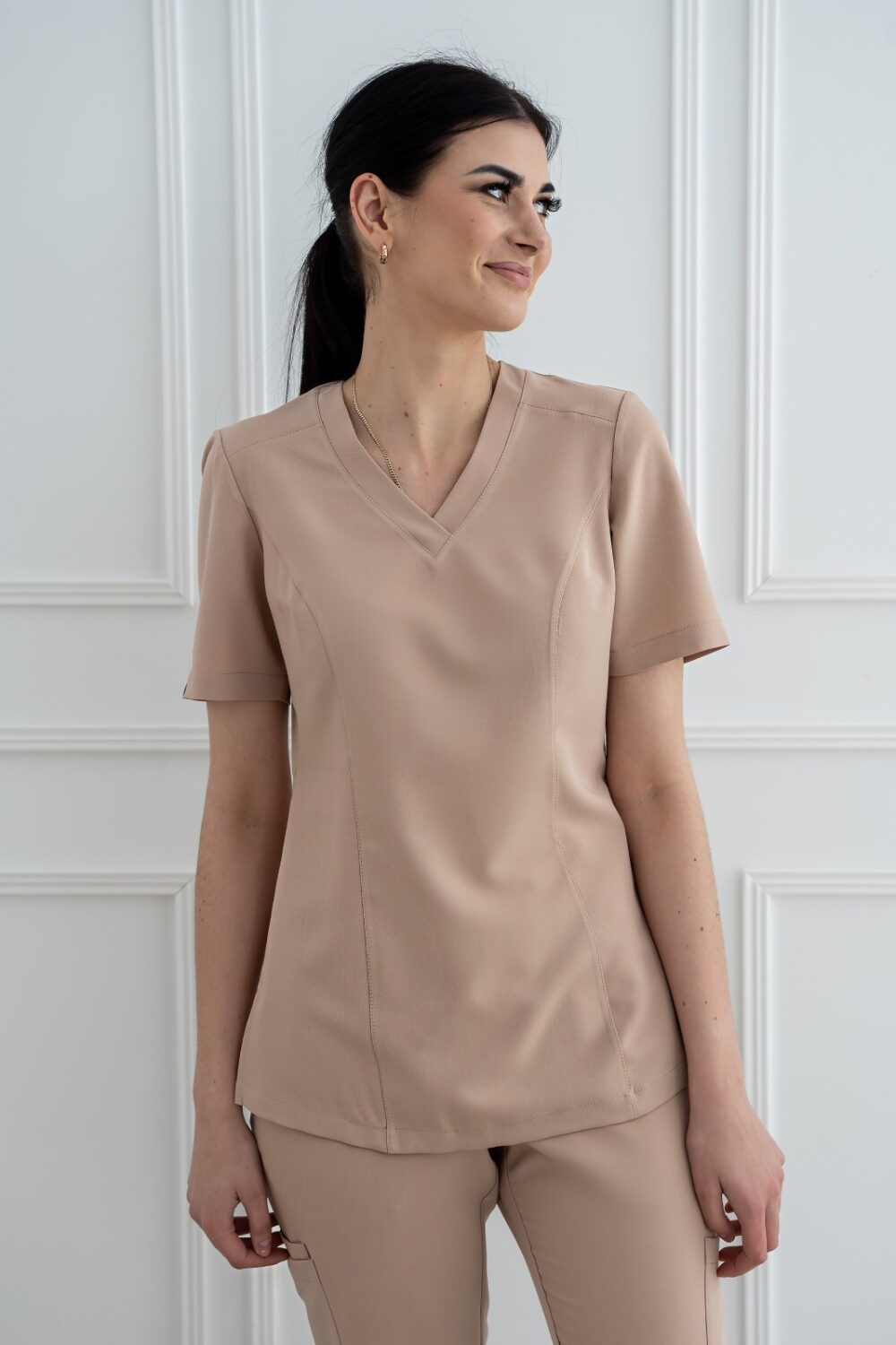 bluza-medyczna-cappuccino-kafel-scrabme-slit-pocket bluza medyczna