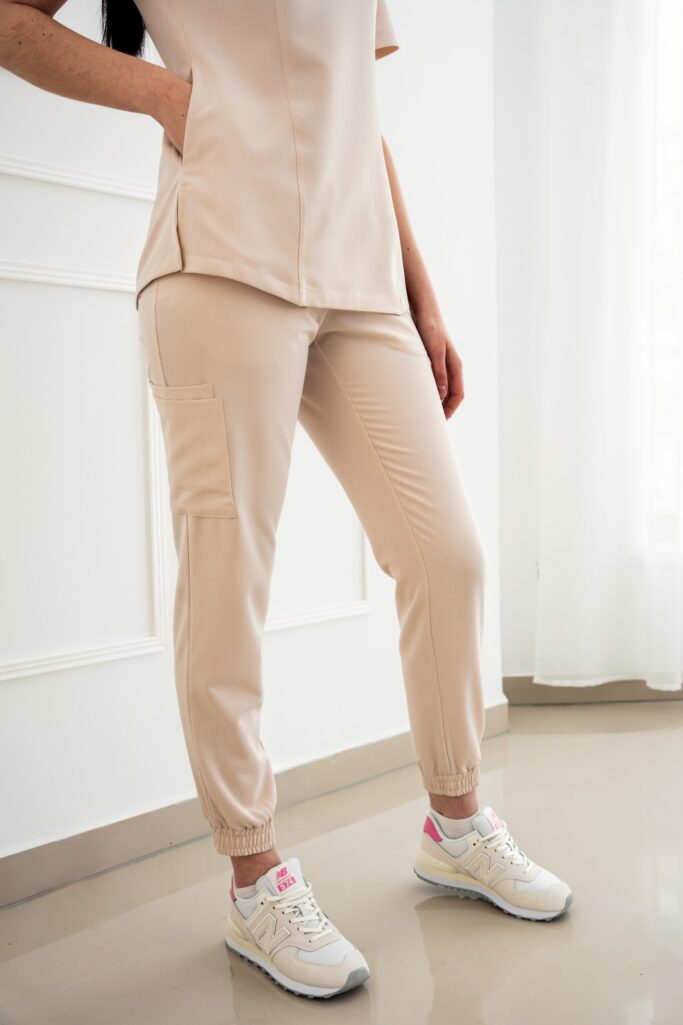 Spodnie Medyczne Joggery – Latte Scrabme