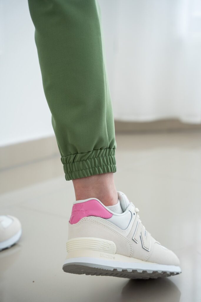 Spodnie Medyczne Joggery – Green Scrabme