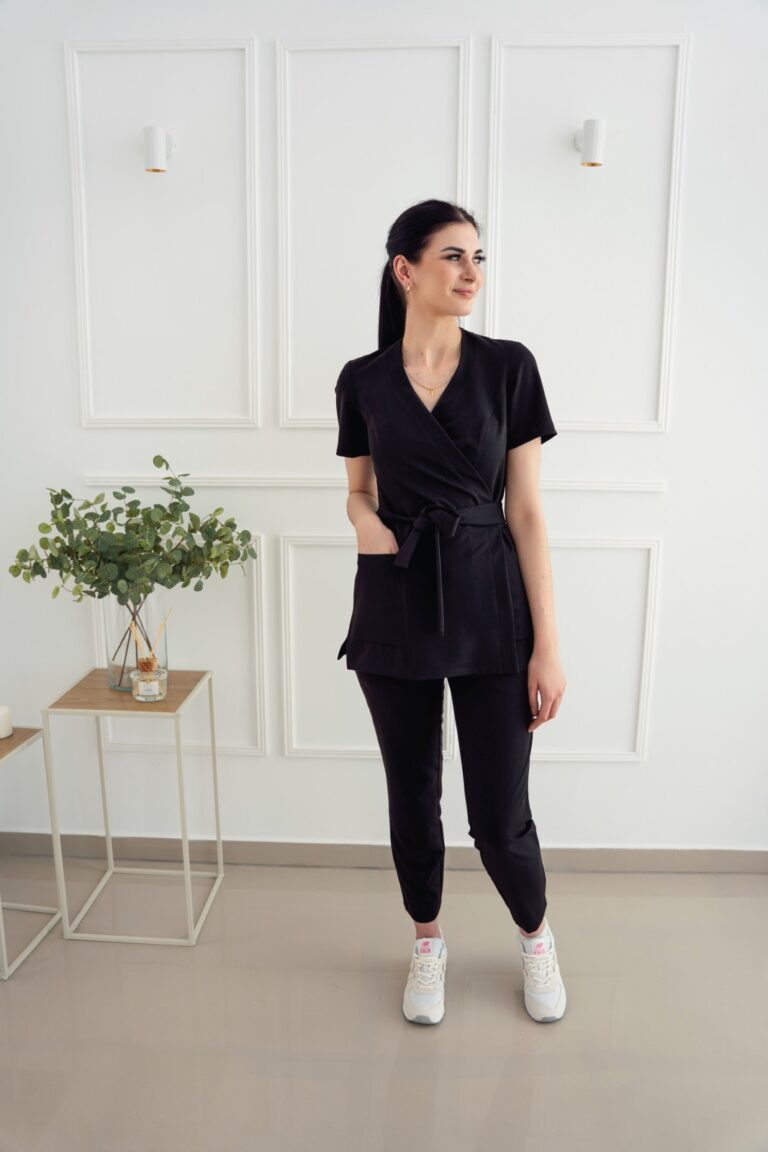 Tunika Medyczna Black Scrabme: Elegancja, Komfort i Profesjonalizm w Jednym
