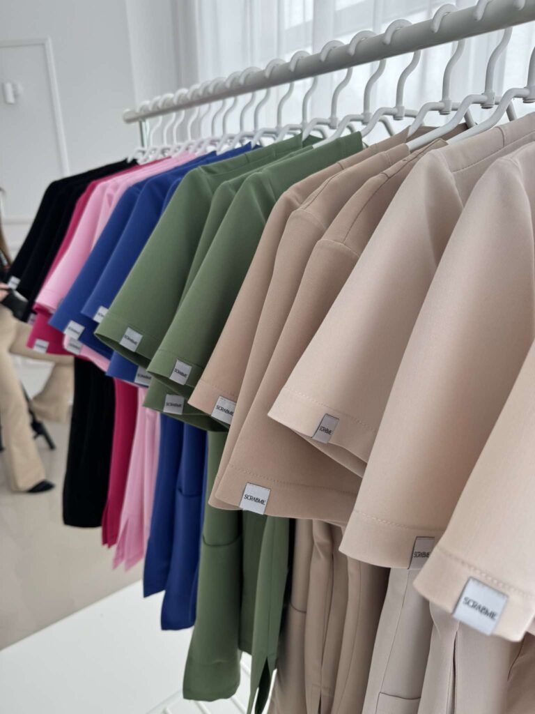 Barwy Profesjonalizmu: Odkryj Komfort i Styl z Najnowszą Kolekcją. Odzież Medyczna i Kosmetyczna na ScrabMe.com